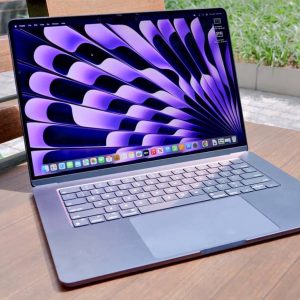 MacBook Air 15" – Puce M4, 16 Go RAM, 256 Go SSD – Minuit (MW1L3)